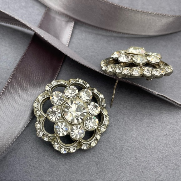 Scalloped Flower Clear Round Rhinestone Scatter Pin Pair - Picture 3 of 11